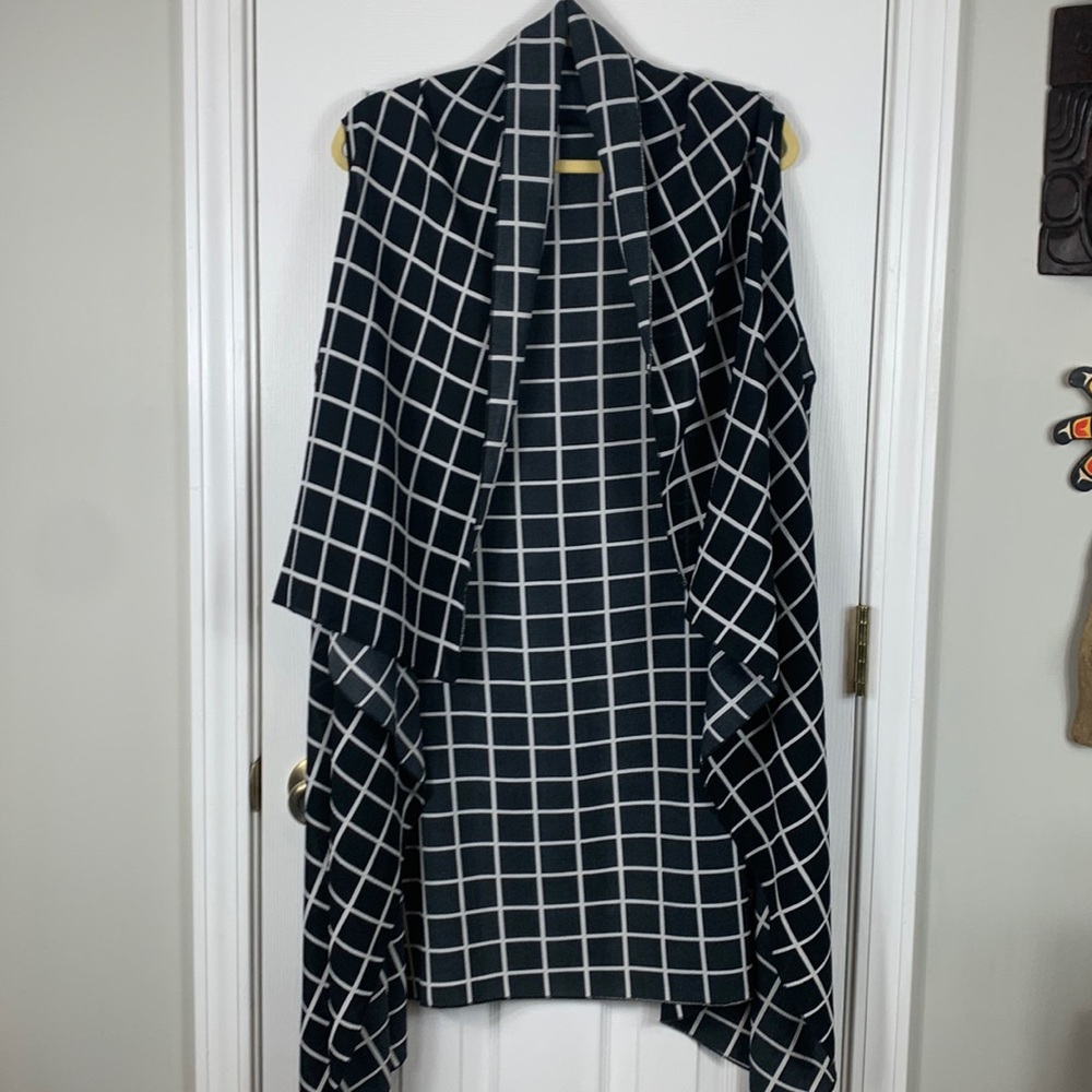 2 Chic black/white sleeveless 100% polyester open front long vest. OS